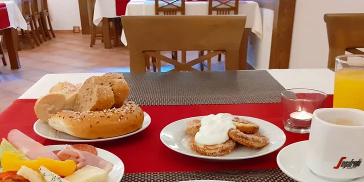 V ceně máte polopenzi. Snídaně se podávají formou rautu, na večeře budete chodit buď do hotelové restaurace, nebo restaurace Skála v podzemních prostorách. 