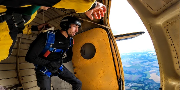 Letadlo vás vynese do výšky 1200 metrů. 