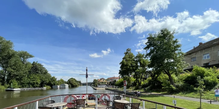 Loď přistává v těsné blízkosti centra Roudnice nad Labem, kde se můžete vydat na prohlídku města s průvodcem nebo zvolit individuální program.