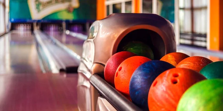 1 nebo 2 hodiny bowlingu a pizza dle výběru v Hotelu Moskva