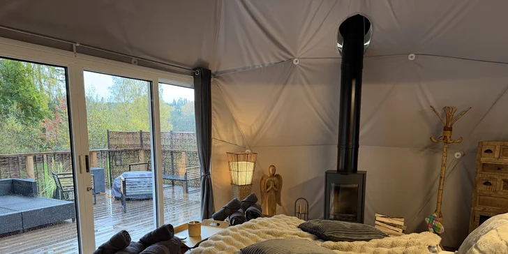 Díky panoramatickému oknu si můžete vychutnávat výhledy na okolní krajinu přímo z postele.