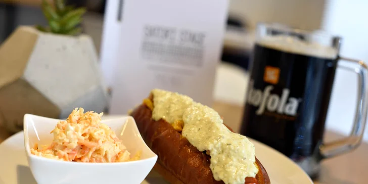 1 x Corn ´n ´Bacon Hot dog: 80 g párok (min. 80 % mäsa), Slanina, Kukurica, Domáca, tatárka + 1 x 100 g Coleslaw šalát (kapusta, mrkva, šalát)