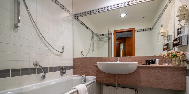 V soukromé koupelně najdete WC, fén a nahřívací držák na ručníky. 