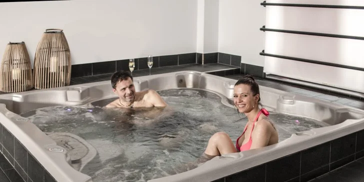 Užijete si 1 hodinu privátní vířivky s lahví sektu