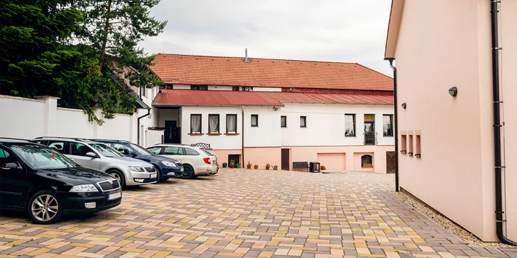 Pri hoteli zaparkujete zadarmo.