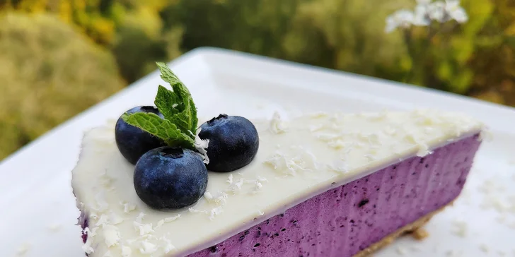 O sladkou tečku se postará borůvkový cheesecake.