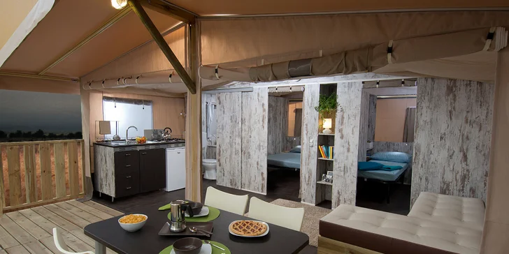 Ve všech případech máte k dispozici vlastní kuchyni (na fotce Glamping tent). 