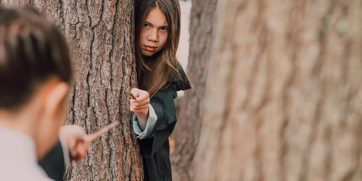 Užijete si hru Škola čar a kouzel, kterou je možné hrát doma, na zahradě nebo v lese jako stopovanou.