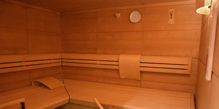 Neomezený vstup do wellness zóny si budete užívat v čase 16:00–22:00, čeká vás suchá i parní sauna a relax na lehátkách. 