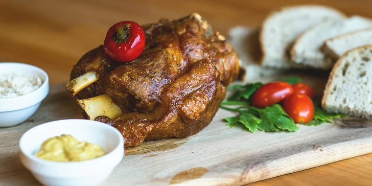 3 kg Denko s grilovanými dobrotami, pečené bravčové koleno či tatarák z pravej sviečkovice