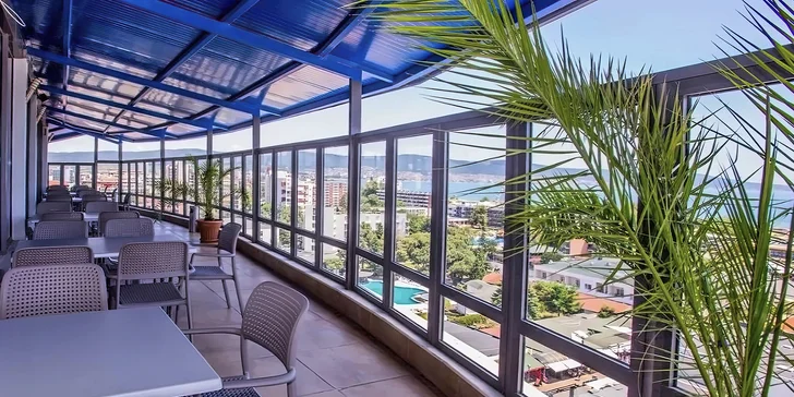 Vaše chuťové buňky zažijí jízdu v panoramatických restauracích Maritsa East a West. 