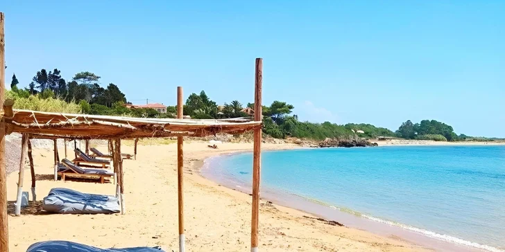 Hotel se nachází v poklidné oblasti Kounopetra, pouhých 100 m od unikátní pláže s jemným červeným pískem.