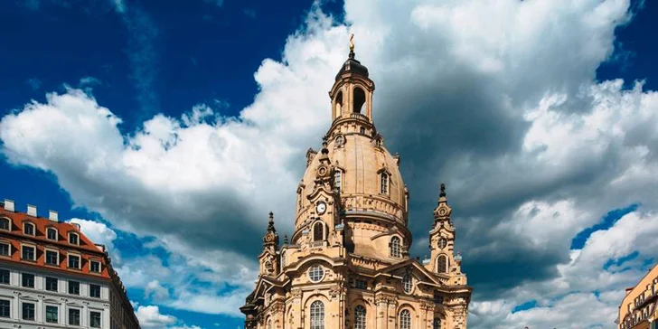 Všichni návštěvnící směřují k obnovenému chrámu Frauenkirche, který je symbolem saské metropole. Je to cca 10 minut chůze od přístaviště lodi.