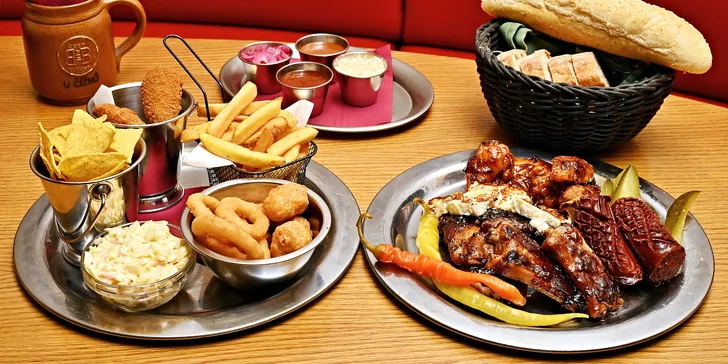 Degustační grill menu pro dva: žebírka, křidélka, přílohy i omáčky