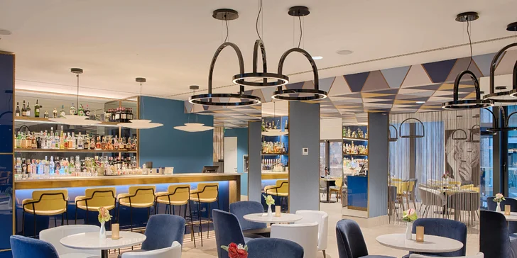 Restaurace láká i k posezení na zahrádce se Spritzem nebo si třeba zajděte na sklenku italského vína.