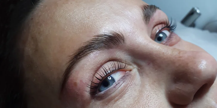 V nabídce salonu najdete také populární laminaci obočí, díky které budou chloupky vašeho obočí poslušné a krásně upravené po dobu 4 až 6 týdnů. 