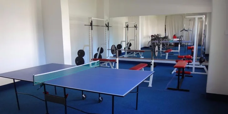 V hotelu si zahrajete stolní tenis nebo zajdete do posilovny.