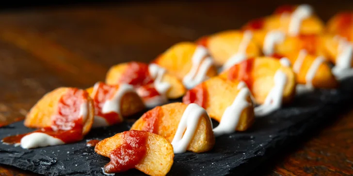 Patatas bravas - smažené zemiaky s dvomi pikantnými omáčkami 