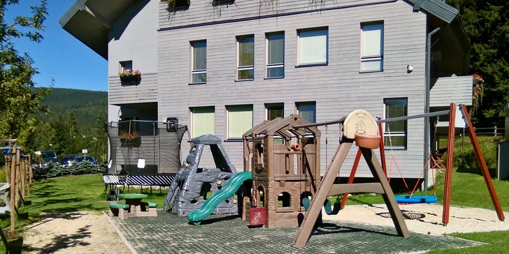 Rodiče určitě potěší dětské hřiště přímo u apartmánu.
