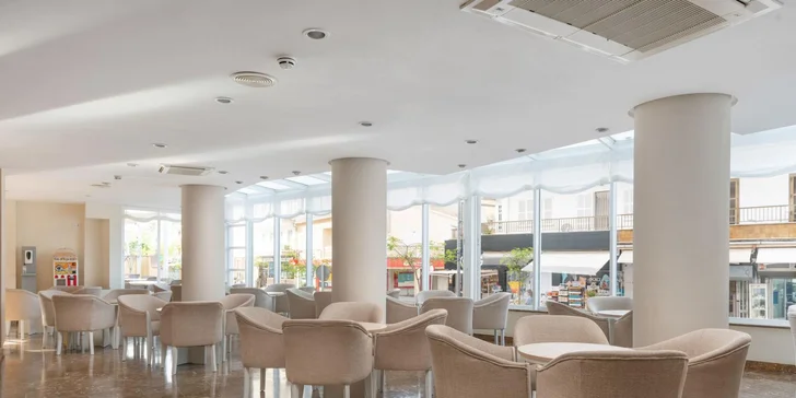 Kromě hlavní restaurace můžete využít koktejlový bar a bar u bazénu.
