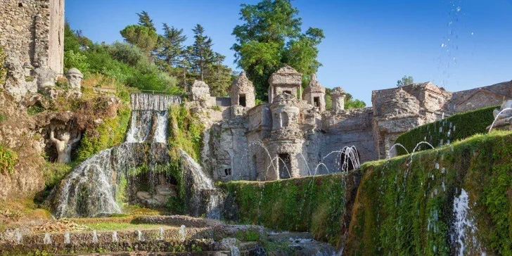 Na palubě najdete bazény, wellness centrum, restaurace, večerní představení v divadle, živou hudbu i tematické show. 