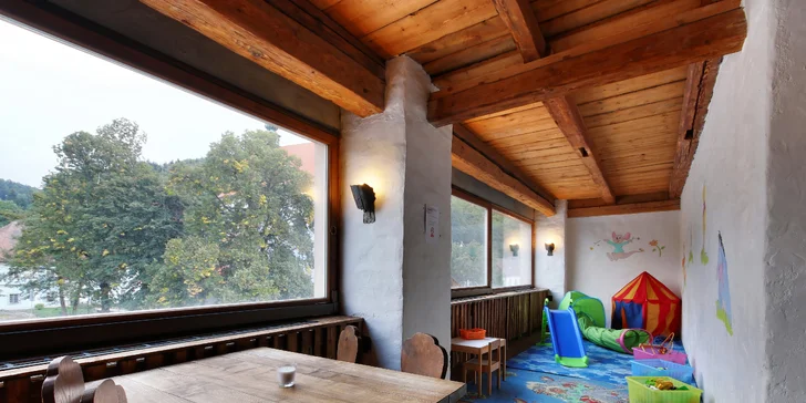 Děti mají v restauraci připravený útulný a zábavný koutek.