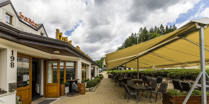 Hotel sklízí velmi dobrá hodnocení, zákazníci oceňují jak dobré jídlo, tak i kvalitu služeb.