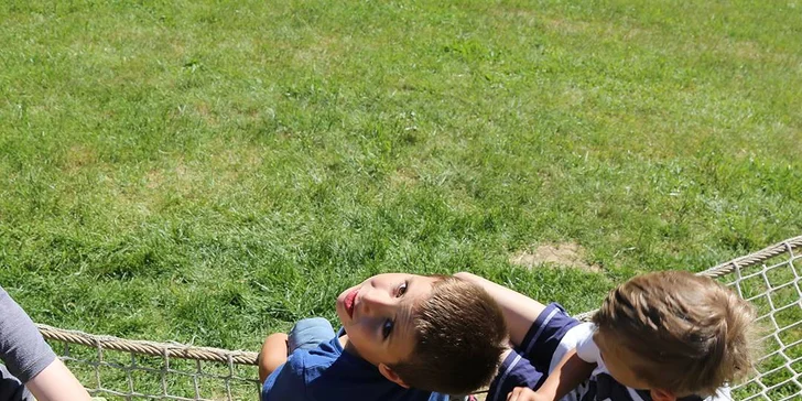 Pro malé opičky a pavoučí muže je tu lanové centrum. Kromě venkovních atrakcí je tu ale i obří vnitřní herna s minikinem, toboganem, hračkami a další zábavou.