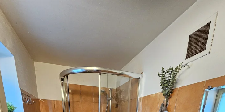 Nechýba ani kúpeľňa, WC, uteráky a posteľná bielizeň.