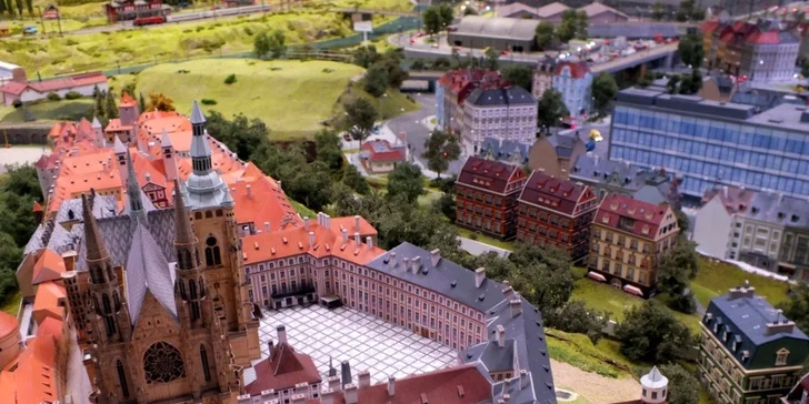 Vláčky projíždějí kolem nejslavnějších dominant ČR.