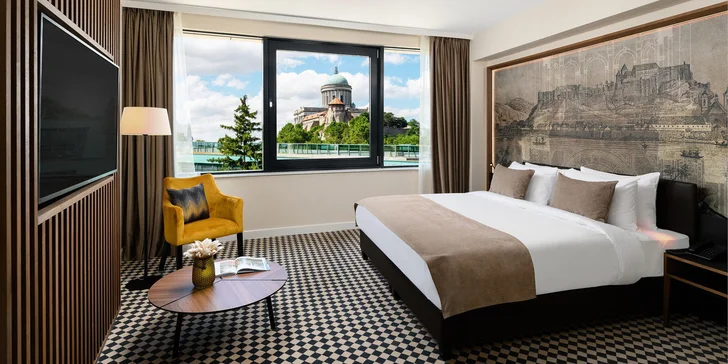 Hotel otevřel v létě 2021, vše tu voní novotou. Bydlet budete ve dvoulůžkovém nebo rodinném pokoji. 