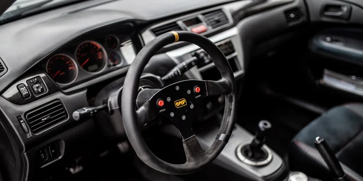 Na 15, 30 nebo 60 min. poznáte sílu ďábla rally závodů, kterému stačí 2 l a 4 válce k tomu, aby se vám dostal okamžitě pod kůži!