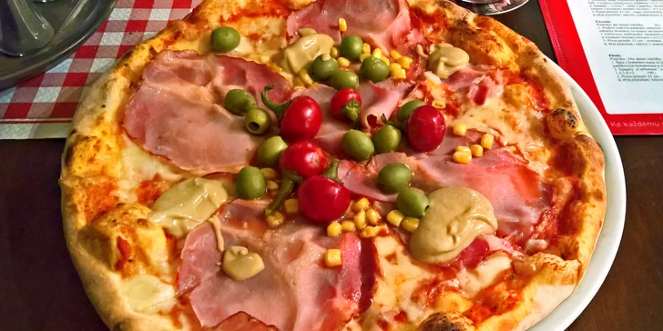 Pizza z nabídky 27 druhů a ledový čaj na Budějovické pro 1 i 2 osoby