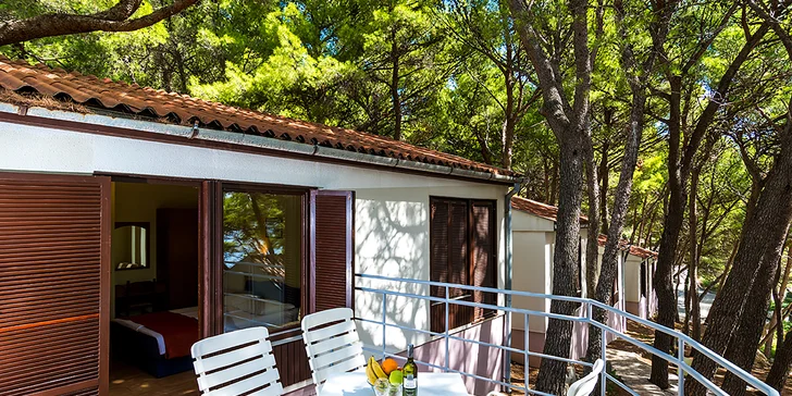 Apartmán má balkon, bungalov terasu (na fotce bungalov).
