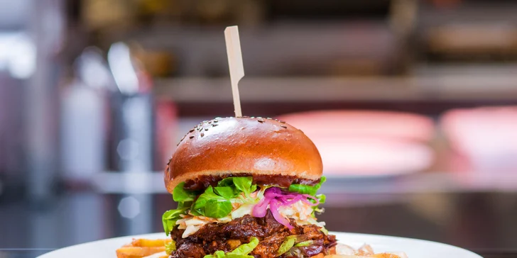 Připravují tu opravdu velké americké hamburgery, steaky, grilovaná žebra, pravé mléčné koktejly, a to vše z nejkvalitnějších surovin připravené s vytříbeností místních šéfkuchařů.