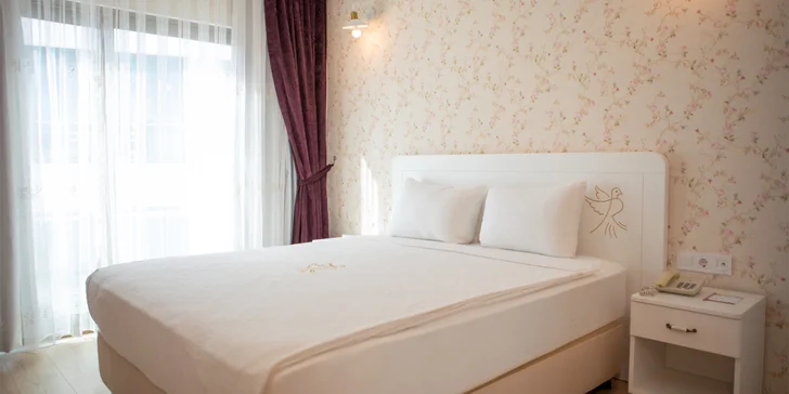 Ubytujete se v elegantním pokoji s balkonem a klimatizací.