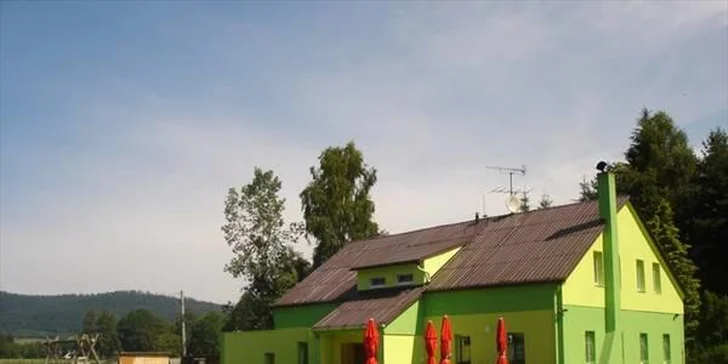 Pokud sáhnete po variantě s jídlem, vychutnáte si místní dobroty v příjemné restauraci v přízemí penzionu.