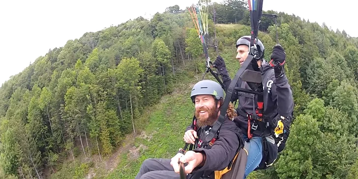 Na svůj první zážitek s tandemového letu paraglidem jen tak nezapomenete!