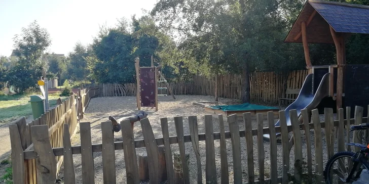 Malé hosty potěší venkovní hřiště na dohled od terasy restaurace. 