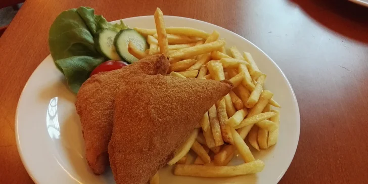 Pochutnávat si budete na lahodném smaženém sýru s hranolky a domácí tatarkou.