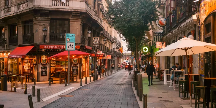 Projdete si rušnou ulici Calle de las Huertas a okouknete hlavní náměstí Puerta del Sol.