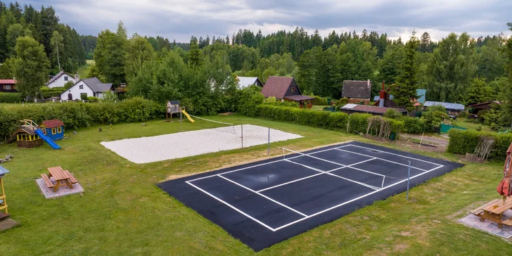 Sportovní zábavu si užijete díky asfaltovému multifunkčnímu hřišti, pinknout si můžete i plážový volejbal nebo ping-pong.