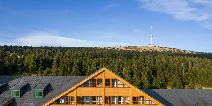V teplejšom počasí je potom hotel ideálnym východiskovým bodom pre pešie túry aj cyklovýlety.
