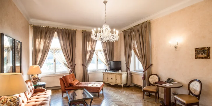 Deluxe apartmán nabízí kromě prostorné ložnice také obývací pokoj a velkou koupelnu.