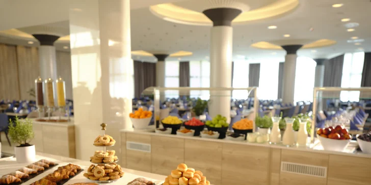 Bufetové snídaně a večeře se podávají v nedalekém Grand Hotelu Portorož.