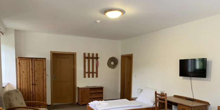 V pokojích najdete manželskou postel a případně další samostatná lůžka.