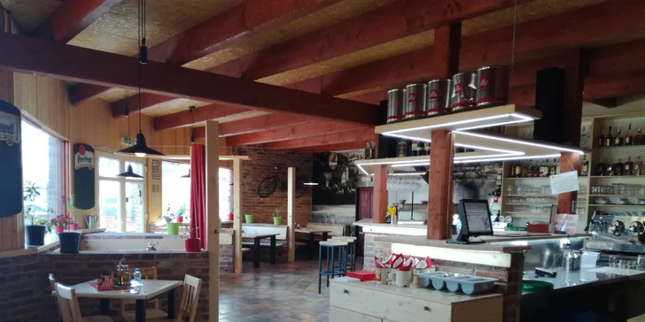 Restauraci najdete u řeky, z centra je to sem kousek. 
