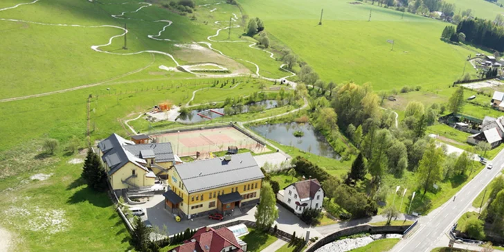 Hotelový areál je na krásném místě, poblíž mateřského hotelu Helios.