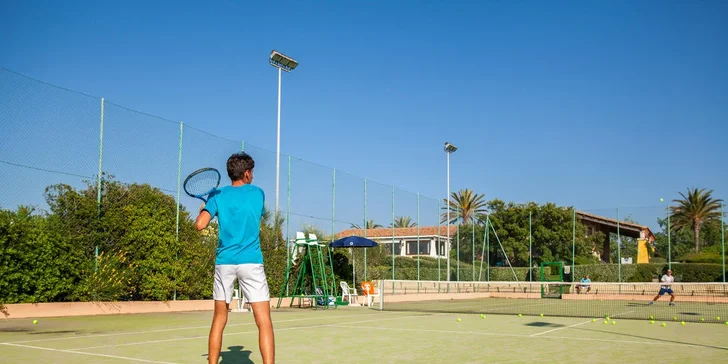 V resortu si můžete zahrát tenis, fotbal nebo stolní tenis.