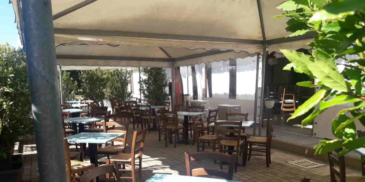 Raňajky formou bufetu sa podávajú od 7:30 do 10:00, obedy a večere sú servírované a zahŕňajú tri chody a šalátový bar. Čas obeda je 12:00–14:00, večera od 19:30.